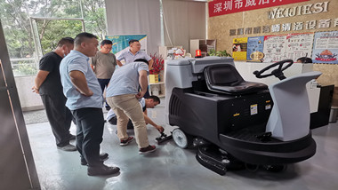 驾驶式扫地机哪个好？？？？？？该怎么选择？？？？？？